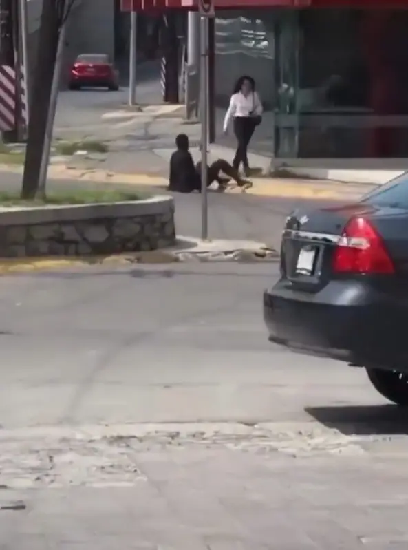 Indigente lanza piedra a joven en Moterrey Especial