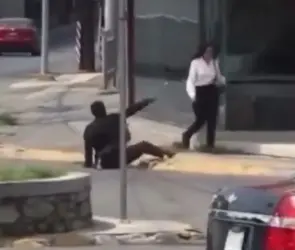 Indigente lanza piedra al rostro de mujer en Monterrey | VIDEO