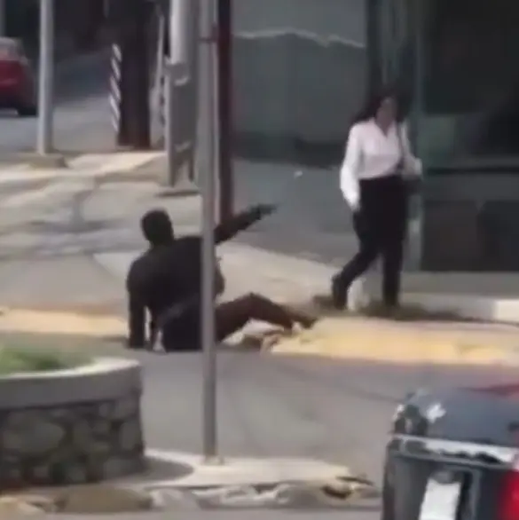 Indigente lanza piedra al rostro de mujer en Monterrey | VIDEO