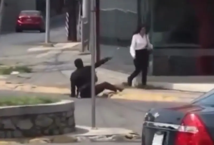 Indigente lanza piedra al rostro de mujer en Monterrey Indigente lanza piedra al rostro de mujer en Monterrey