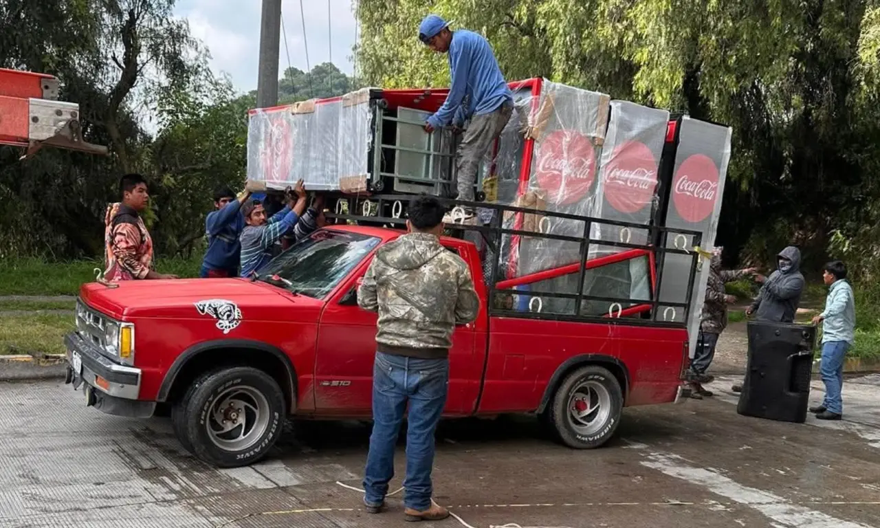  Accidente en la México-Querétaro desata rapiña de refrigeradores 