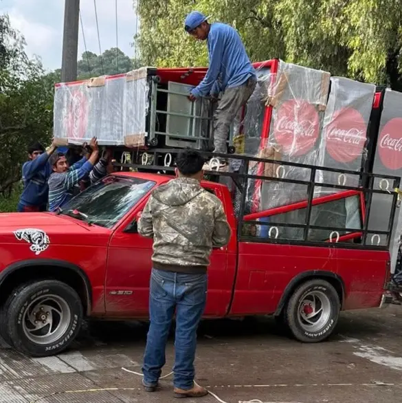Accidente en la México-Querétaro desata rapiña de refrigeradores