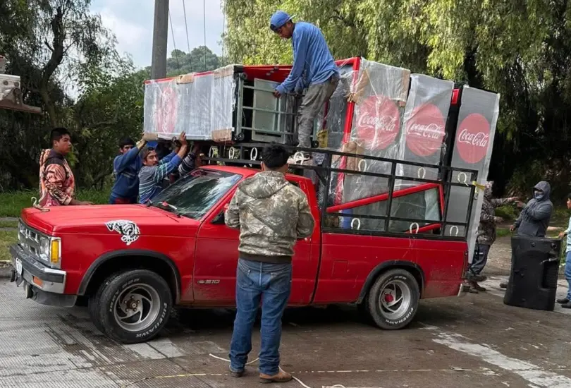 Accidente en la México-Querétaro desata rapiña de refrigeradores Accidente en la México-Querétaro desata rapiña de refrigeradores