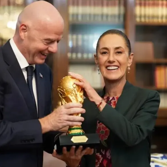 Sheinbaum se reúne con Gianni Infantino, presidente de la FIFA; le regala réplica de la Copa 