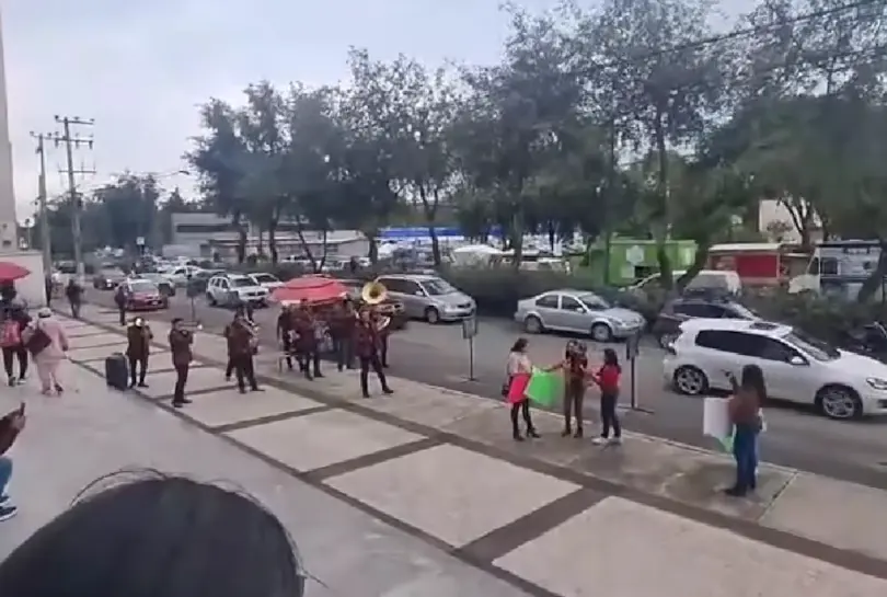 La mujer fue captada bailando y sonriendo tras concluir su trámite, generando miles de reacciones en X, Facebook y TikTok. Especial