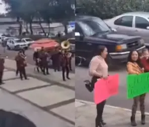 Mujer celebra su divorcio con banda afuera de los juzgados en Toluca 