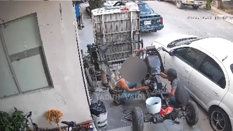Los dos hombres se encontraban reparando un vehículo. Captura de pantalla.