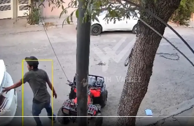 El otro hombre que lo acompañaba salió corriendo. Captura de pantalla.