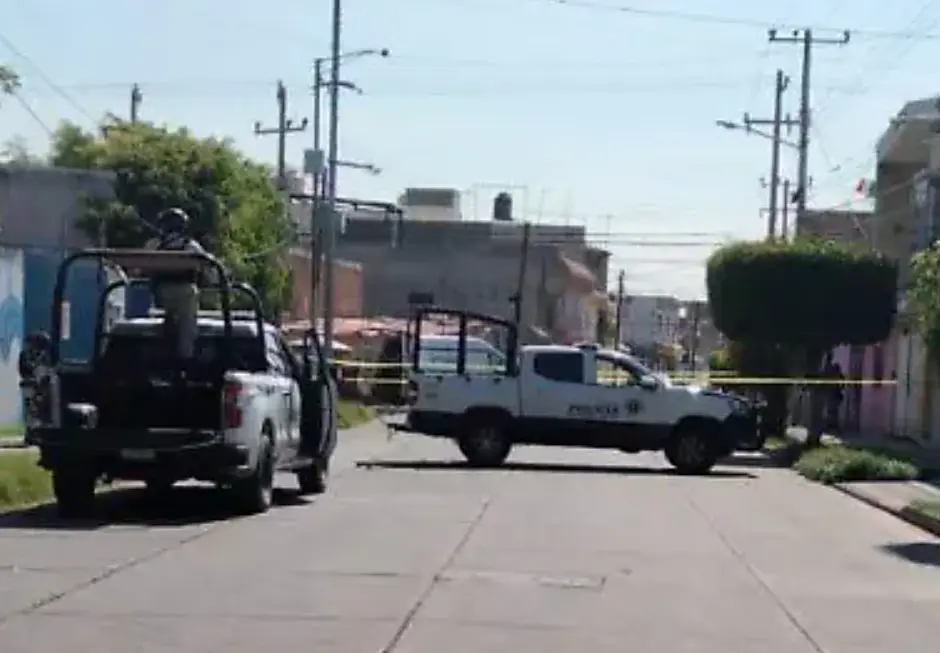 El comerciante cayó al suelo frente a su puesto y perdió la vida en el lugar. X.