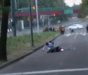 Maratón CDMX: Así sufrieron accidente por bache los participantes en silla de ruedas