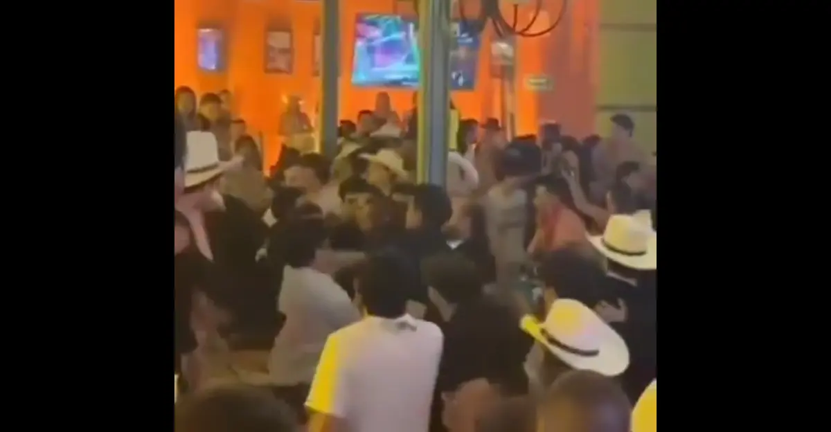 El video de la pelea se viralizó en redes sociales. X: @dakserelin98149.