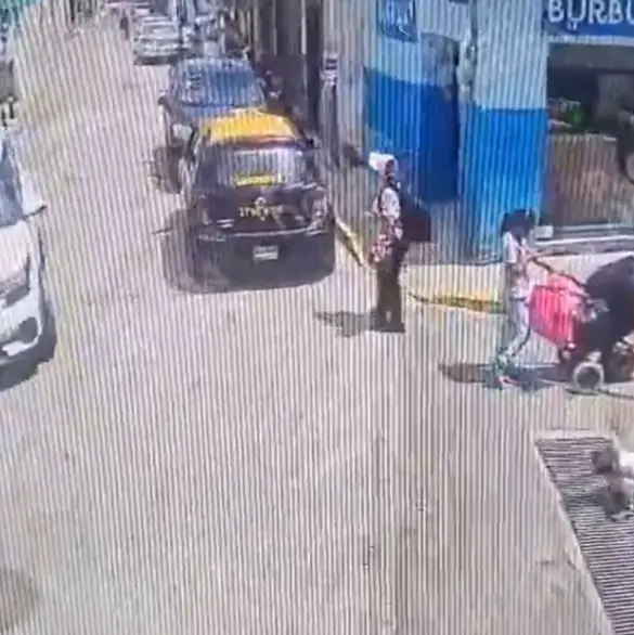 Niño es atropellado en Puebla mientras su madre usaba el celular | VIDEO