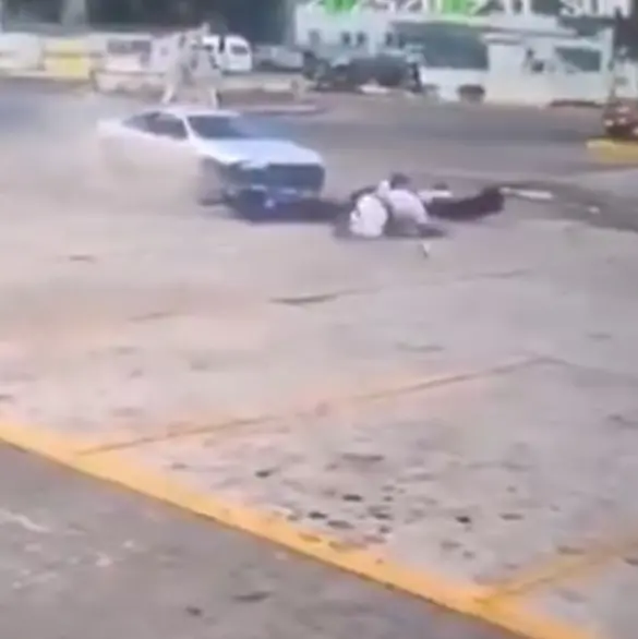 Momento exacto en que conductor embiste a familia que circulaba en moto en Edomex