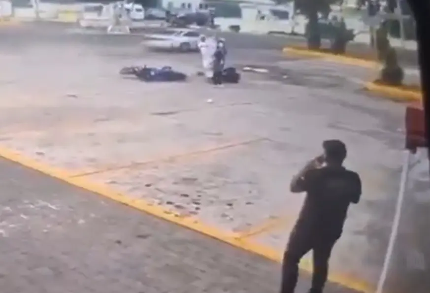Al sitio acudieron paramédicos y elementos de emergencias que brindaron atención médica. Captura de pantalla.