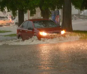 Se va a ahogar: motociclista es arrastrado por la corriente en Tormenta Tropical Lorena; activan Plan DN-III-E