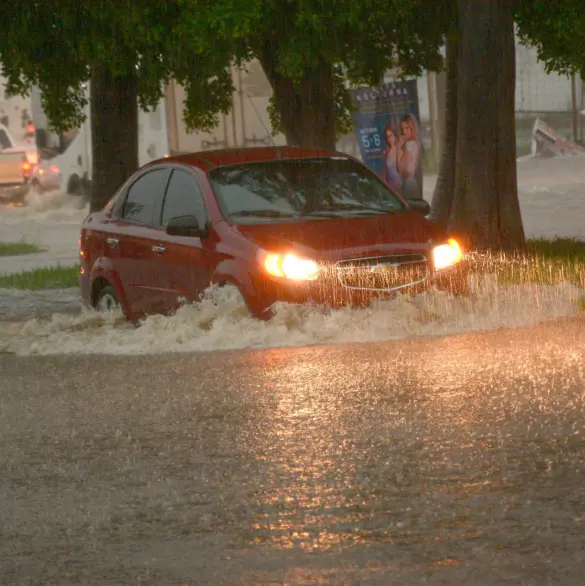 Se va a ahogar: motociclista es arrastrado por la corriente en Tormenta Tropical Lorena; activan Plan DN-III-E