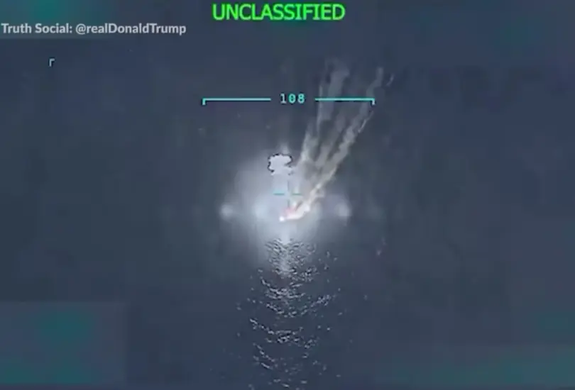 Momento en el que Estados Unidos destruye una embarcación en el mar Caribe. Momento en el que Estados Unidos destruye una embarcación en el mar Caribe.