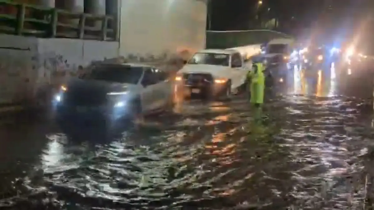 La precipitación se prolongó durante horas y cayó de manera constante, saturando drenajes y generando caos en toda la zona metropolitana. Captura de pantalla.