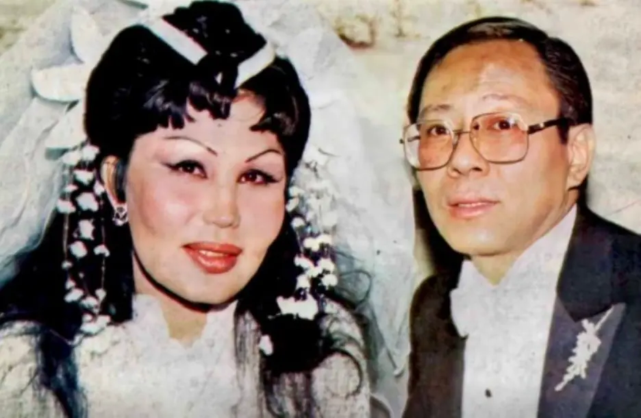 Estuvieron casados durante 25 años hasta que el empresario restaurantero perdió la batalla contra el cáncer en 2008. X.