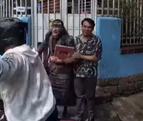 Nos estaban esperando: roban celular a influencer mexicano frente a casa de Betty la Fea en Colombia