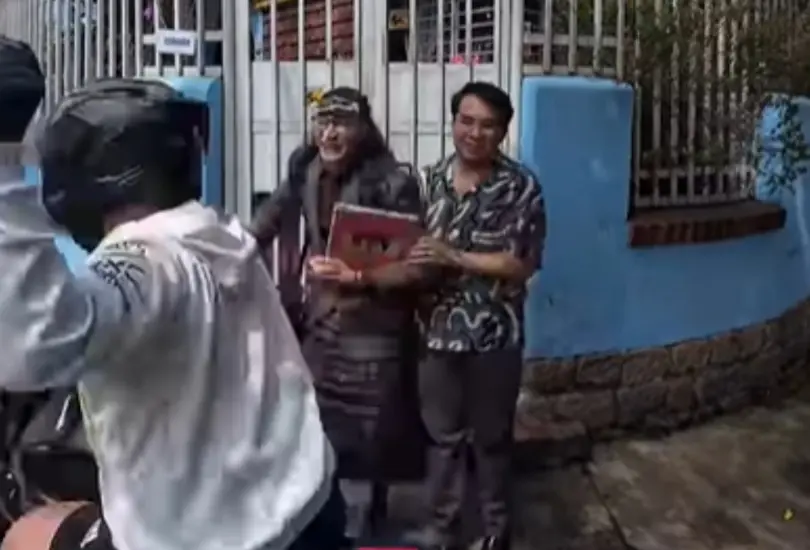 Roban celular a influencer frente a casa de Betty la Fea en Colombia Roban celular a influencer frente a casa de Betty la Fea en Colombia