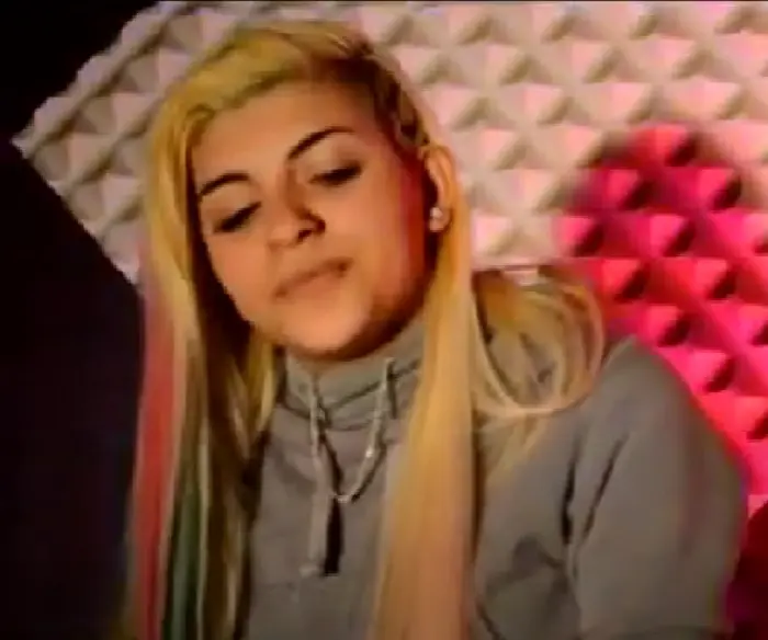 Su gusto por el canto comenzó cuando tenía 11 años y participaba en concursos o festivales de la escuela.<br>