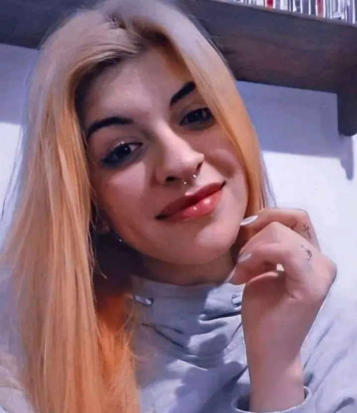 En sus inicios, comenzó cantando en varios grupos de cumbia, pero no tuvo mucho éxito.