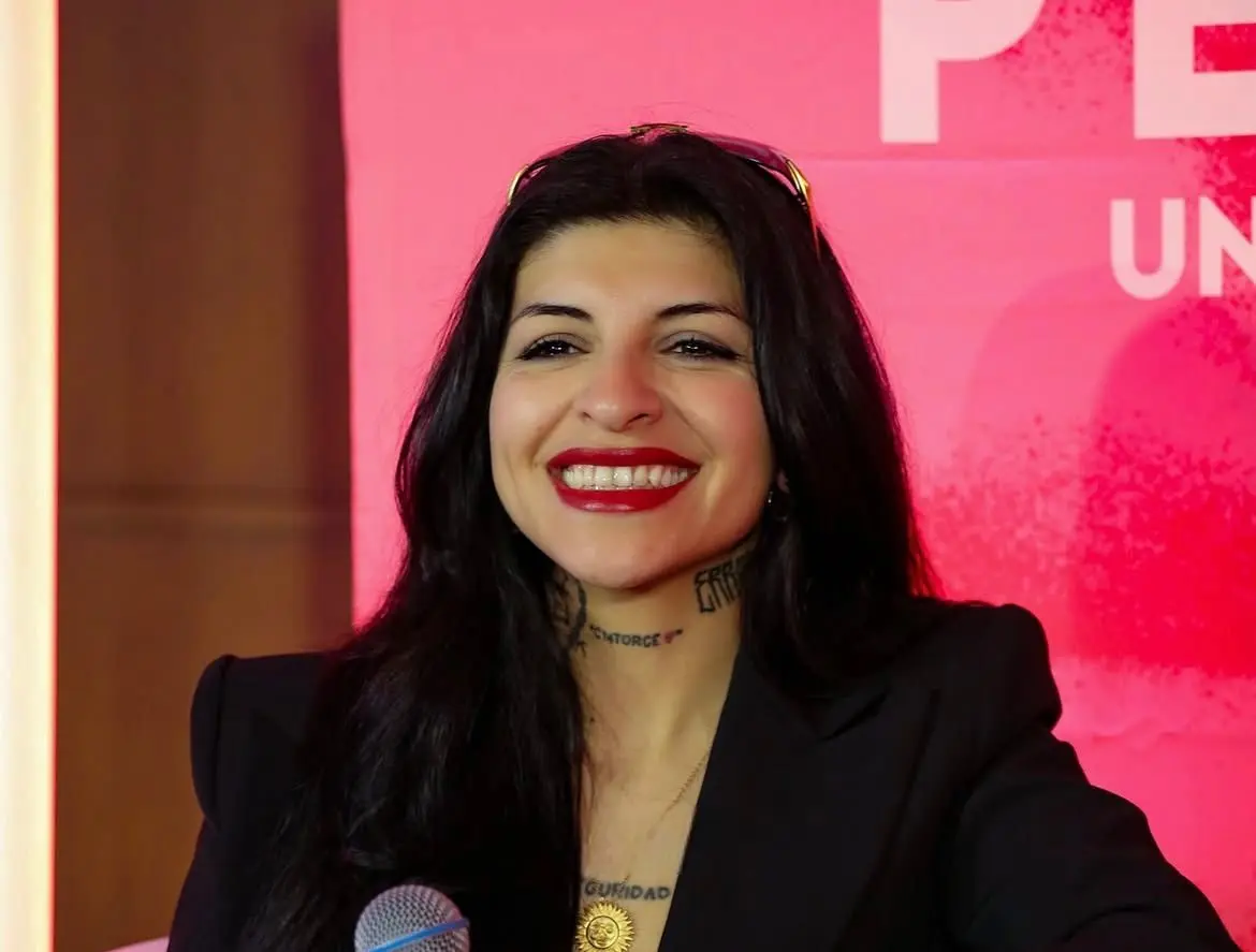 A sus 31 años, Cazzu se encuentra en el mejor momento de su carrera con varias fechas agotadas de su gira 'Latinaje'.<br>