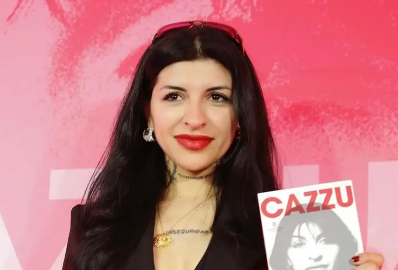 Julieta Emilia Cazzuchelli, conocida como Cazzu, es una cantante argentina de trap que goza de gran popularidad en Latinoamérica