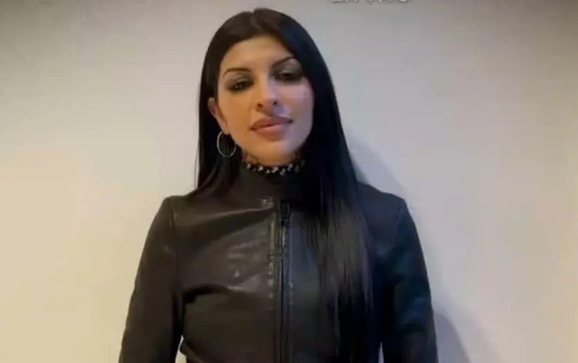 Aunque ha reconocido que le han sugerido operarse la nariz, ella se niega porque la hace sentir parte de su familia y espera que su hija también la herede.