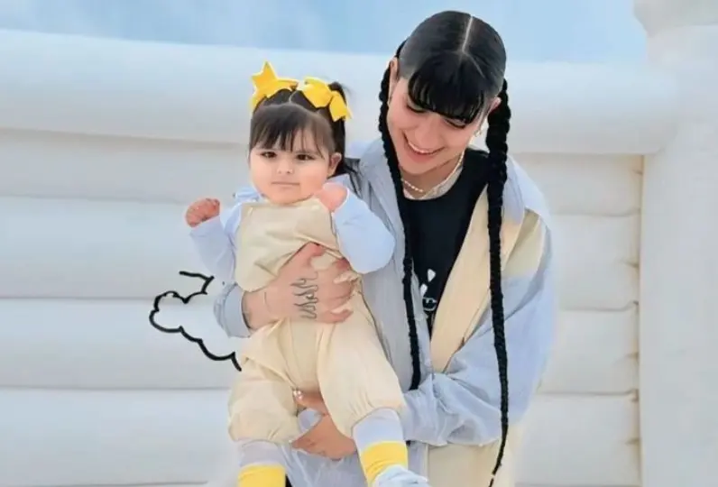 Según ha revelado la cantante, retomar su carrera no ha sido fácil porque se ha enfrentado a barreras por parte de Nodal, quien le ha negado permisos para sacar a su hija de Argentina.