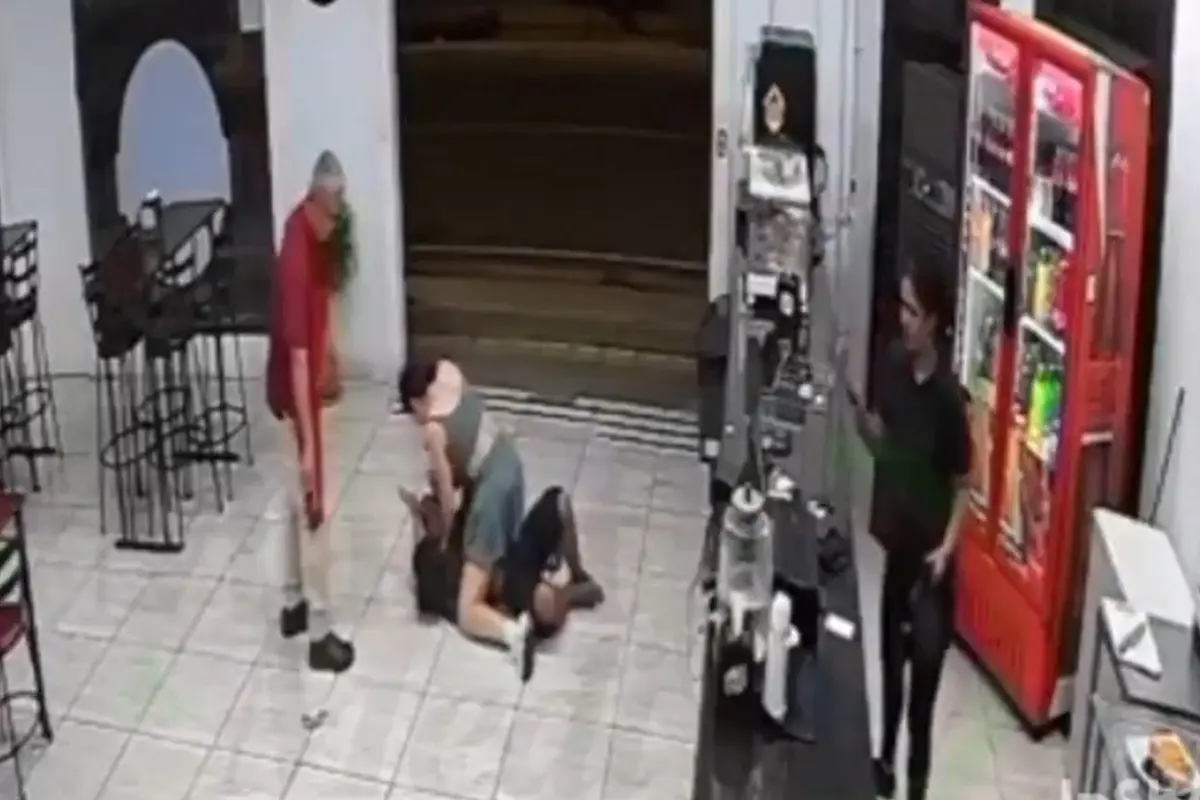  Mujer frustra asalto con llave de jiu-jitsu y desarma a ladrón 