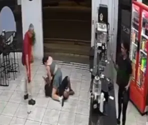 Mujer frustra asalto con llave de jiu-jitsu y desarma a ladrón