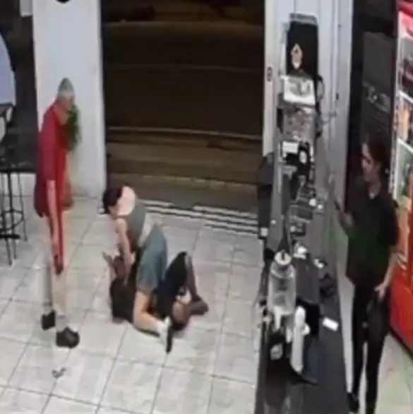 Mujer frustra asalto con llave de jiu-jitsu y desarma a ladrón