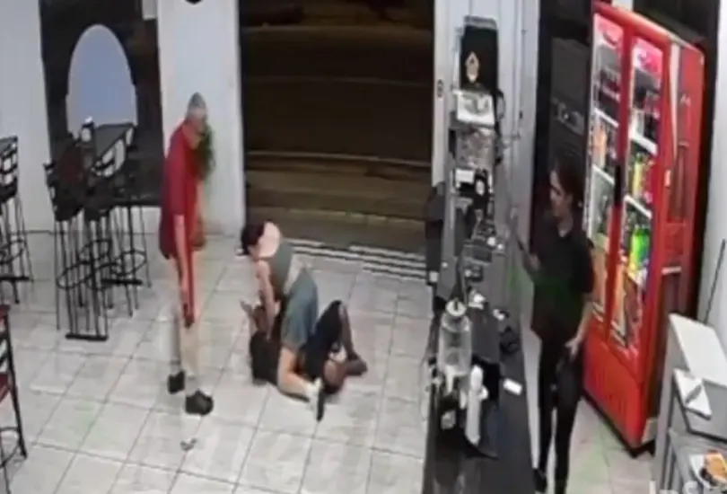 Mujer frustra asalto con llave de jiu-jitsu y desarma a ladrón Mujer frustra asalto con llave de jiu-jitsu y desarma a ladrón