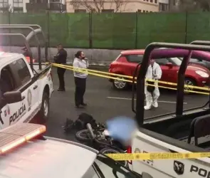 Policía muere y otra agente resulta herida tras derrapar en motocicleta por bolardo