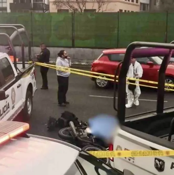 Policía muere y otra agente resulta herida tras derrapar en motocicleta por bolardo