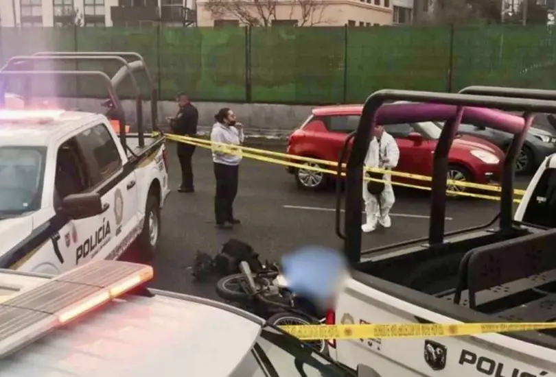 Policía muere y otra agente resulta herida tras derrapar en motocicleta por bolardo Policía muere y otra agente resulta herida tras derrapar en motocicleta por bolardo