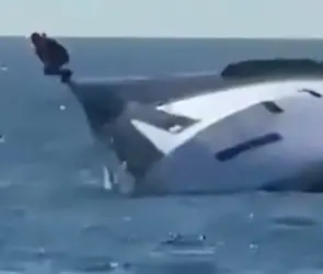 Yate valuado en un millón de dólares se hunde a minutos de zarpar en su primer recorrido