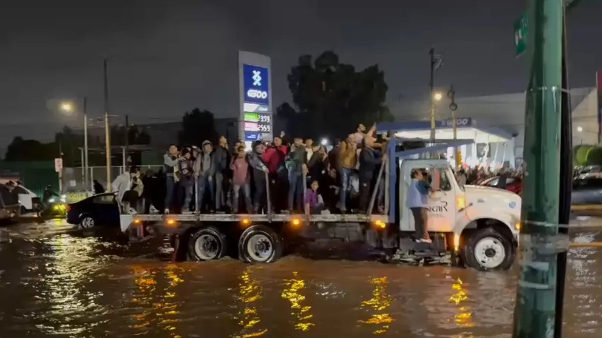  Cientos de personas permanecieron en paraderos y puentes peatonales sin poder avanzar. 
