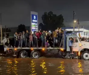 Traileros rescatan a personas varadas en la López Portillo; Mexibús suspendió por inundaciones