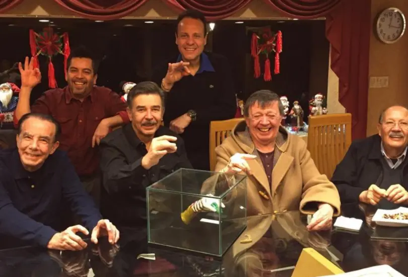 Mauricio Herrera con sus amigos