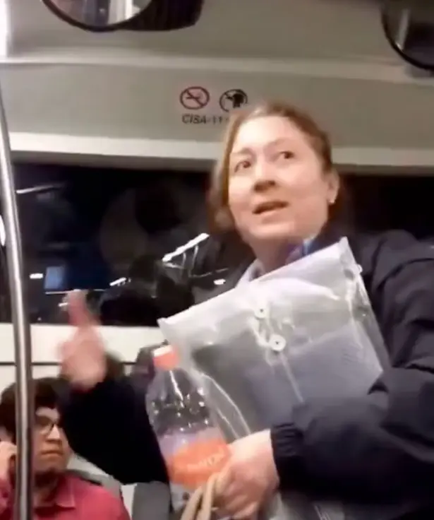 A través de un video que circula en la red, se puede ver a la mujer que le pega con una botella de agua al hombre. Captura de pantalla