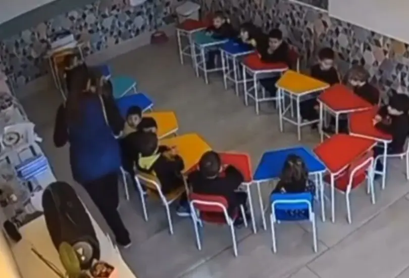 La docente ya fue detenida y enfrenta cargos por maltrato infantil.