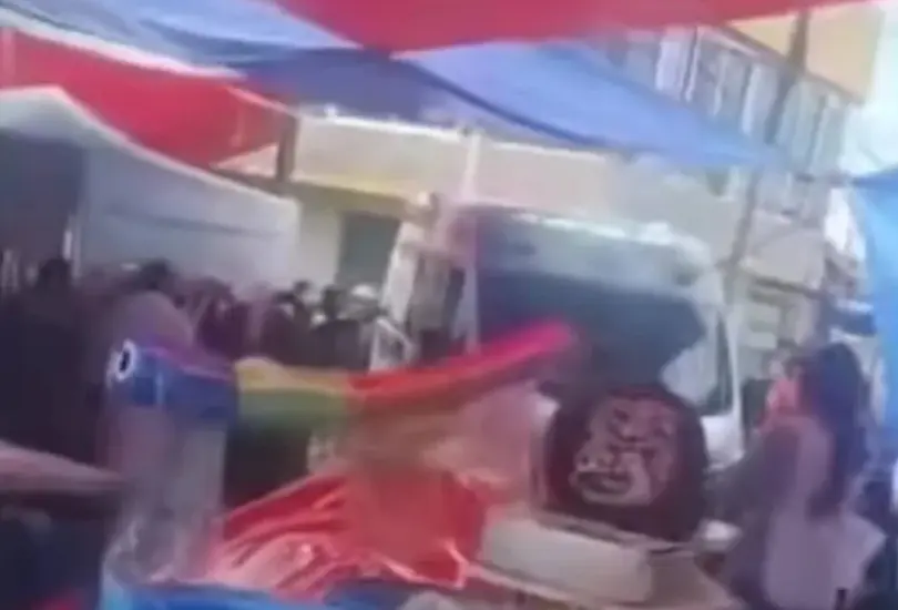 Al menos tres fallecidos dejó una riña en un tianguis del Estado de México. Al menos tres fallecidos dejó una riña en un tianguis del Estado de México.