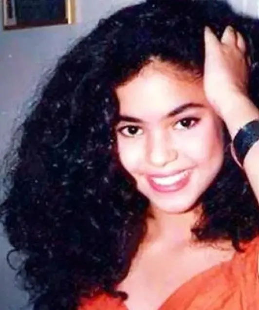 A la edad de 14 años, lanzó su primer álbum, 'Magia'.