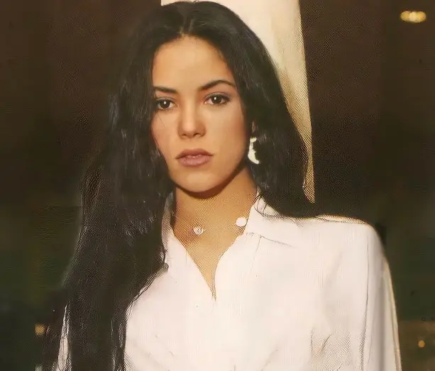 Shakira también incursionó en la actuación, protagonizando la telenovela 'El Oasis' en 1994.