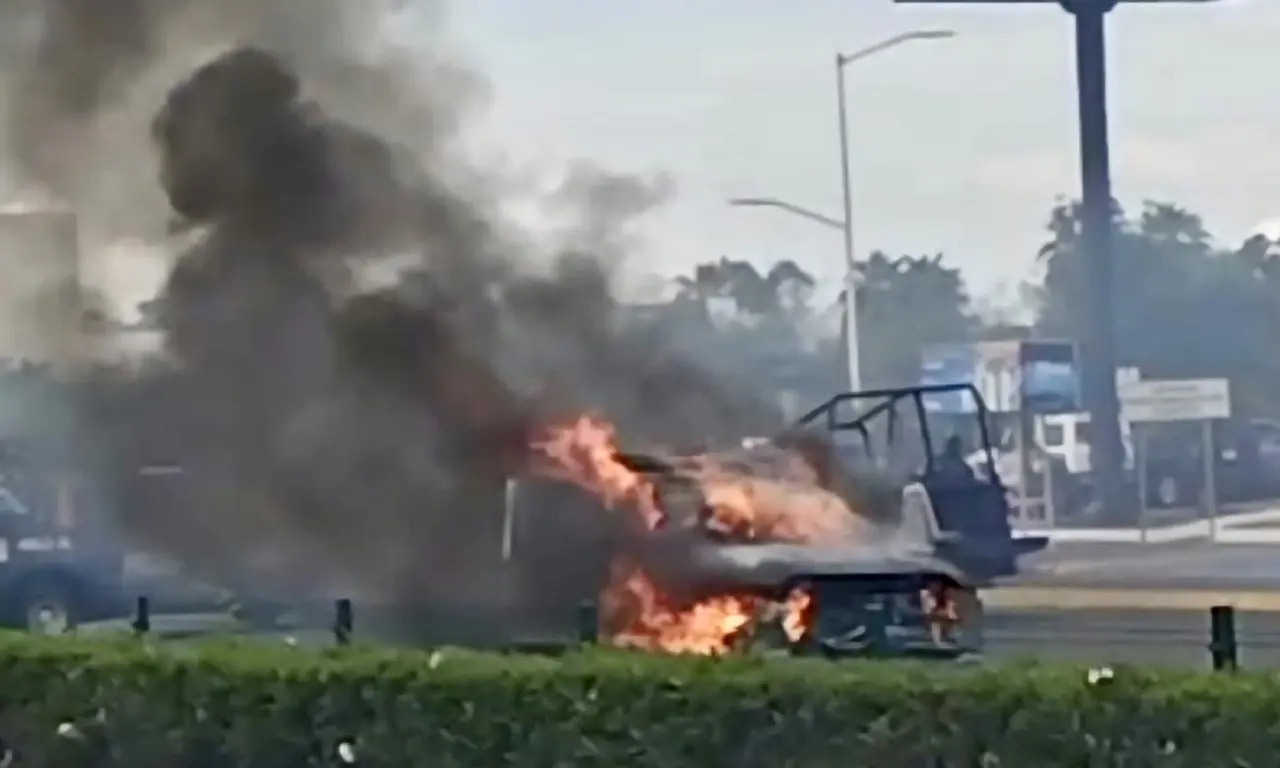 Camioneta de valores con 14 millones de pesos se incendia en Sinaloa 
