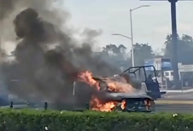 Camioneta de valores con 14 millones de pesos se incendia en Sinaloa Camioneta de valores con 14 millones de pesos se incendia en Sinaloa