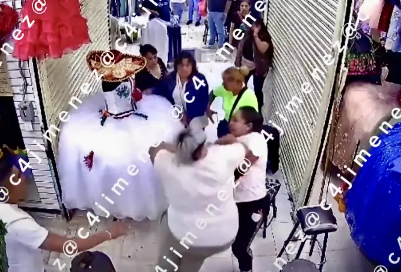 Pelea entre mujeres desata riña campal en el Mercado La Lagunilla | Video Pelea entre mujeres desata riña campal en el Mercado La Lagunilla | Video